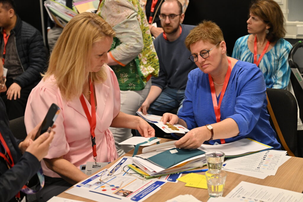 A group of professionals is given the Tacticos Training during the Tactile Reading Conference.
